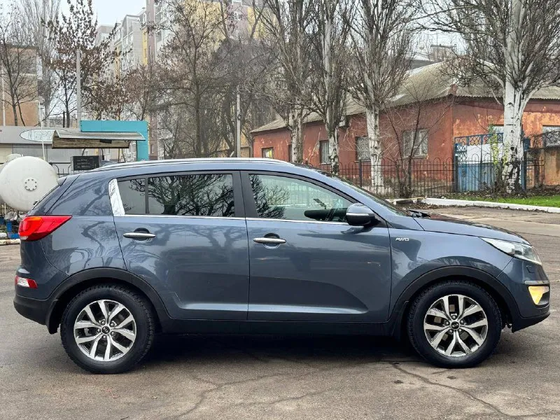 Продам kia sportage 2.0 бензин год выпуска 2015 состояние идеальное. без вмятин царапин и рыжиков сервисные книги. в родном окрасе вложений не требует! любое оформление! салон не затертый не порваный салон кожа комбинированый с алькантарай акустика infinite авто полностью обслужена до мелочей работает ровно. коробка переключает идеально климат контроль работает все жидкости заменены! стекла все родные каждая кнопка работает) цена 1.270₽ +7-949-339-39-59 остольные вопросы по телефону звоните в любое время. 📲 tg: евгений 📞 звоните: +7(949)3393959 - фотография - 4