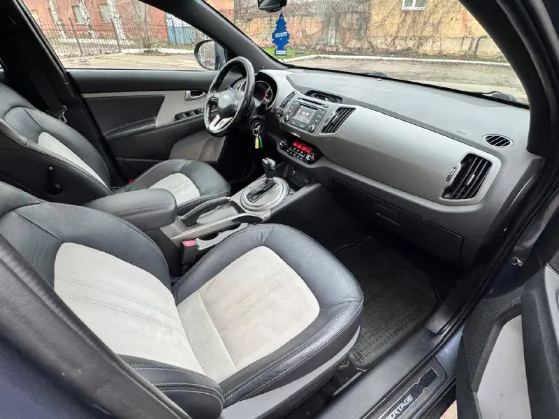 Продам kia sportage 2.0 бензин год выпуска 2015 состояние идеальное. без вмятин царапин и рыжиков сервисные книги. в родном окрасе вложений не требует! любое оформление! салон не затертый не порваный салон кожа комбинированый с алькантарай акустика infinite авто полностью обслужена до мелочей работает ровно. коробка переключает идеально климат контроль работает все жидкости заменены! стекла все родные каждая кнопка работает) цена 1.270₽ +7-949-339-39-59 остольные вопросы по телефону звоните в любое время. 📲 tg: евгений 📞 звоните: +7(949)3393959 - фотография - 8