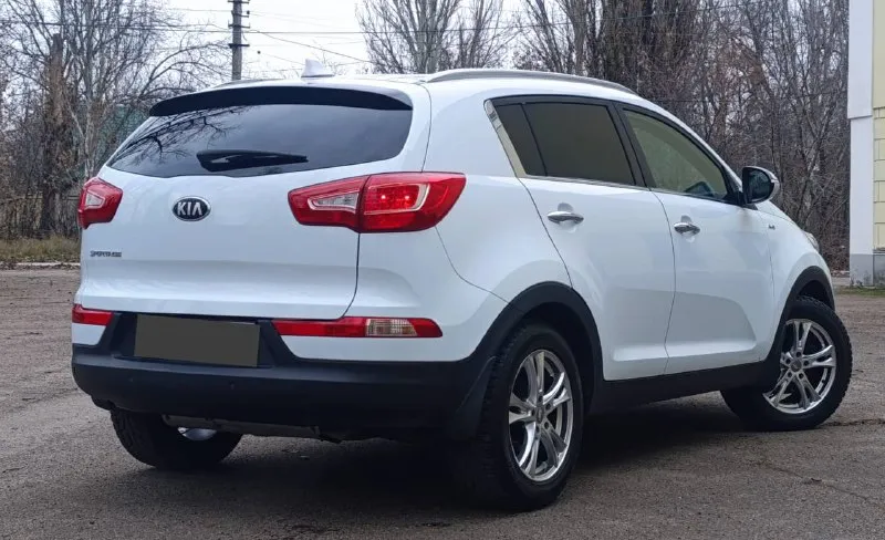 Продам kia sportage 2013г. 4wd 2.0at бенз. Автомобиль в идеальном состояние. 197.000км пробег. Мотор работает идеально не дымит, не дизелит. Коробка переключает плавно, без тычков и пинков. По ходовой части нареканий нет, нечего не стучит, нечего не гремит. Пред максимальная комплектация, есть все кроме панорамы. Без ключевой доступ, start/stop, два ключа, двухзонный климат контроль, подогрев всех сидений, камера заднего вида, датчик дождя, датчик света и многое другое. Цена 1.370🍋 торг.
Остальные вопросы по.
📞+7(949)-522-70-98📞 - фотография - 6