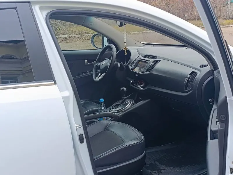 Продам kia sportage 2013г. 4wd 2.0at бенз. Автомобиль в идеальном состояние. 197.000км пробег. Мотор работает идеально не дымит, не дизелит. Коробка переключает плавно, без тычков и пинков. По ходовой части нареканий нет, нечего не стучит, нечего не гремит. Пред максимальная комплектация, есть все кроме панорамы. Без ключевой доступ, start/stop, два ключа, двухзонный климат контроль, подогрев всех сидений, камера заднего вида, датчик дождя, датчик света и многое другое. Цена 1.370🍋 торг.
Остальные вопросы по.
📞+7(949)-522-70-98📞 - фотография - 8