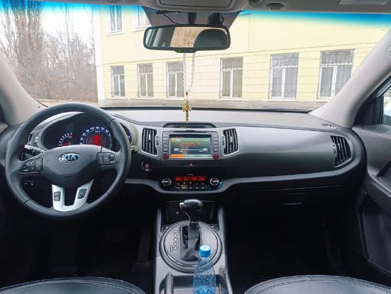 Продам kia sportage 2013г. 4wd 2.0at бенз. Автомобиль в идеальном состояние. 197.000км пробег. Мотор работает идеально не дымит, не дизелит. Коробка переключает плавно, без тычков и пинков. По ходовой части нареканий нет, нечего не стучит, нечего не гремит. Пред максимальная комплектация, есть все кроме панорамы. Без ключевой доступ, start/stop, два ключа, двухзонный климат контроль, подогрев всех сидений, камера заднего вида, датчик дождя, датчик света и многое другое. Цена 1.370🍋 торг.
Остальные вопросы по.
📞+7(949)-522-70-98📞 - фотография - 9