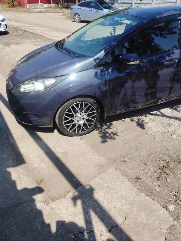 Ford fiesta 2012г. 1.4 дизель, мкпп 220тыс пробег, один владелец с автосалона, без дтп, есть один косметический окрас порога, диски р16, установлен подогрев двигателя 220в, салон в отличном состоянии, торг присутствует тел. 79494017524 цена 750 - фотография - 3