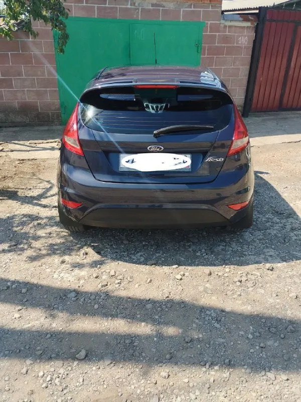 Ford fiesta 2012г. 1.4 дизель, мкпп 220тыс пробег, один владелец с автосалона, без дтп, есть один косметический окрас порога, диски р16, установлен подогрев двигателя 220в, салон в отличном состоянии, торг присутствует тел. 79494017524 цена 750 - фотография - 4