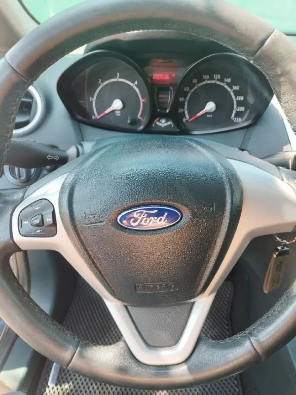 Ford fiesta 2012г. 1.4 дизель, мкпп 220тыс пробег, один владелец с автосалона, без дтп, есть один косметический окрас порога, диски р16, установлен подогрев двигателя 220в, салон в отличном состоянии, торг присутствует тел. 79494017524 цена 750 - фотография - 5