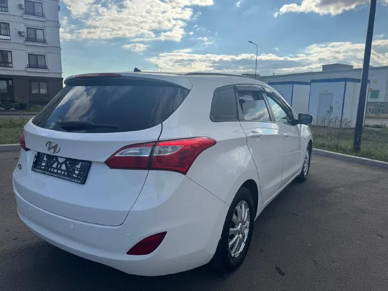 Продам hyundai i30 1.6 год 2013 пробег 210т коробка автомат. в автомобиле присутствует круиз- контроль, , датчик дождя, датчик света, бортовой компьютер, система антиблокировки тормозов, и экстренное торможение. обогрев передних сидений, обогрев заднего стекла, передние электростеклоподъемники. адаптивное освещение, противотуманные фары. мульти руль, кондиционер, так же есть электропривод зеркал и их обогрев. автомобиль в идеальном состояние, не одна деталь не крашена. вложений не требует никаких. автотека зелёная. двигатель, коробка, работают отлично. салон чистый. возможен обмен ! цена 1.100 +79495057456 +79496211506 г. мариуполь - фотография - 2