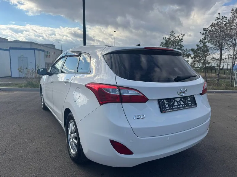 Продам hyundai i30 1.6 год 2013 пробег 210т коробка автомат. в автомобиле присутствует круиз- контроль, , датчик дождя, датчик света, бортовой компьютер, система антиблокировки тормозов, и экстренное торможение. обогрев передних сидений, обогрев заднего стекла, передние электростеклоподъемники. адаптивное освещение, противотуманные фары. мульти руль, кондиционер, так же есть электропривод зеркал и их обогрев. автомобиль в идеальном состояние, не одна деталь не крашена. вложений не требует никаких. автотека зелёная. двигатель, коробка, работают отлично. салон чистый. возможен обмен ! цена 1.100 +79495057456 +79496211506 г. мариуполь - фотография - 3