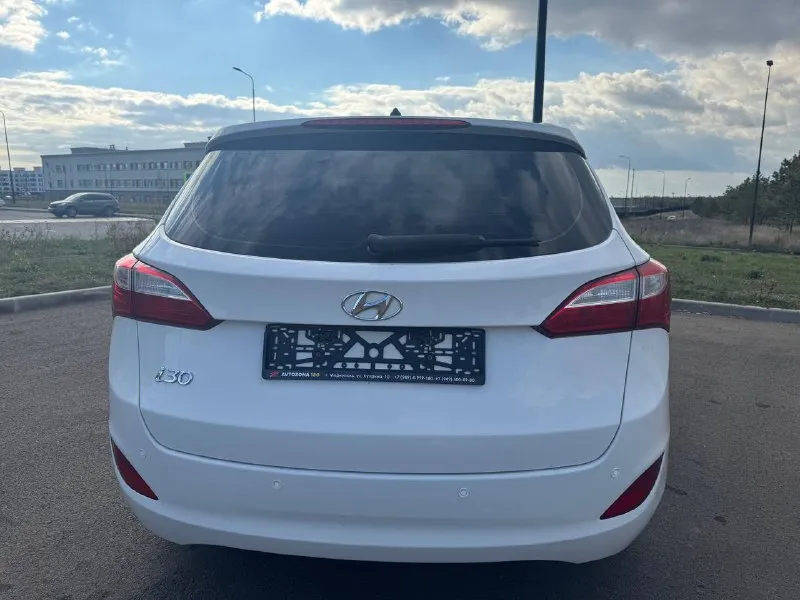 Продам hyundai i30 1.6 год 2013 пробег 210т коробка автомат. в автомобиле присутствует круиз- контроль, , датчик дождя, датчик света, бортовой компьютер, система антиблокировки тормозов, и экстренное торможение. обогрев передних сидений, обогрев заднего стекла, передние электростеклоподъемники. адаптивное освещение, противотуманные фары. мульти руль, кондиционер, так же есть электропривод зеркал и их обогрев. автомобиль в идеальном состояние, не одна деталь не крашена. вложений не требует никаких. автотека зелёная. двигатель, коробка, работают отлично. салон чистый. возможен обмен ! цена 1.100 +79495057456 +79496211506 г. мариуполь - фотография - 5