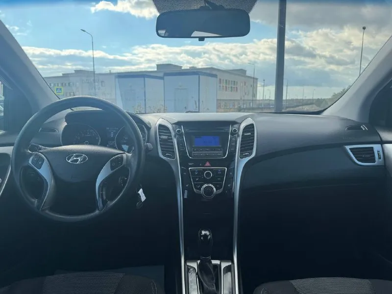 Продам hyundai i30 1.6 год 2013 пробег 210т коробка автомат. в автомобиле присутствует круиз- контроль, , датчик дождя, датчик света, бортовой компьютер, система антиблокировки тормозов, и экстренное торможение. обогрев передних сидений, обогрев заднего стекла, передние электростеклоподъемники. адаптивное освещение, противотуманные фары. мульти руль, кондиционер, так же есть электропривод зеркал и их обогрев. автомобиль в идеальном состояние, не одна деталь не крашена. вложений не требует никаких. автотека зелёная. двигатель, коробка, работают отлично. салон чистый. возможен обмен ! цена 1.100 +79495057456 +79496211506 г. мариуполь - фотография - 6