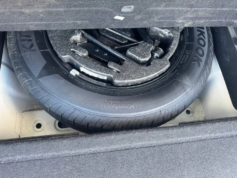 Продам hyundai i30 1.6 год 2013 пробег 210т коробка автомат. в автомобиле присутствует круиз- контроль, , датчик дождя, датчик света, бортовой компьютер, система антиблокировки тормозов, и экстренное торможение. обогрев передних сидений, обогрев заднего стекла, передние электростеклоподъемники. адаптивное освещение, противотуманные фары. мульти руль, кондиционер, так же есть электропривод зеркал и их обогрев. автомобиль в идеальном состояние, не одна деталь не крашена. вложений не требует никаких. автотека зелёная. двигатель, коробка, работают отлично. салон чистый. возможен обмен ! цена 1.100 +79495057456 +79496211506 г. мариуполь - фотография - 7