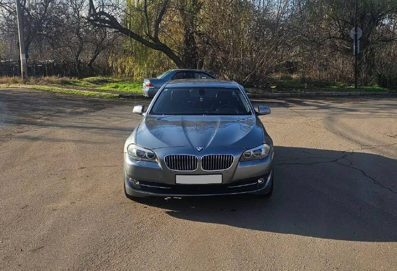 В продаже bmw 5-series f10 520i at 2011 года (на дороги выехала в 2012 году) цена: 1 750 000 ₽. мотор 2.0 turbo, бензин. автомобиль в хорошем техническом состоянии, имеет привлекательный внешний вид. полностью обслужен, есть вся история моего владения. установлен контрактный двигатель из японии (пробег 90 т. км), после установки двигателя на нем сразу была осуществлена замена цепи, вкладышей, маслосъемных колпачков, полная промывка системы охлаждения, замена масла в коробке и редукторе. масло менялось каждые 4000 км. все запчасти устанавливались оригинальные. комплектация: - салон - черная кожа; - двухзонный климат-контроль; - подогрев сидений; - подогрев руля; - мультимедиа apple carplay и android auto; - электропривод крышки багажника; - круиз; - камера заднего вида; - парктроники; автомобиль не требует вложений. имеется 3 комплекта резины, лето r18, зима r 17 + на 17 диски есть летняя резина. от машины не избавляюсь, продаю с целью покупки более семейного автомобиля. звоните: +7 (949) 328-46-95 +7 (949) 704-12-72 - фотография - 2