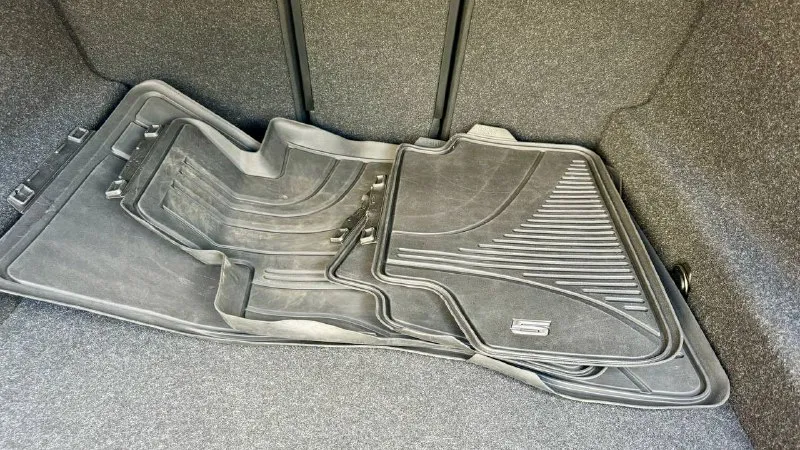 Продам bmw 540d xdrive (3 литра дизель 320л. с., полный привод), 2019 г. в. цена: 4,990,000₽ пробег 98 тыс. км. во владении с июня 23 года, есть bmw air (данные машины в германии, пробег, комплектация). автомобиль целый, без дтп и окрасов, все стекла заводские. машина вся оклеена в бронепленку (shadow guard) и покрыта керамикой (krytex), также оклеены глянцевые элементы в салоне и монитор мультимедиа с приборной панелью. два комплекта оригинальных ковров. немного о комплектации: - адаптивные led фары - датчики мертвых зон - проекция на лобовое - 4-х зонный климат - подогрев/вентиляция, память передних сидений - подогрев задних сидений - ломающиеся спинки передних сидений - электропривод крышки багажника (+открытие взмахом ноги) - заводской м пакет - адаптивный круиз контроль, удержание в полосе - датчик дождя/света - парктроник 360 - камера заднего вида - заводской shadow line - тормоза м performance автомобиль обслужен, есть вся история моего владения. +79493509152 - фотография - 10