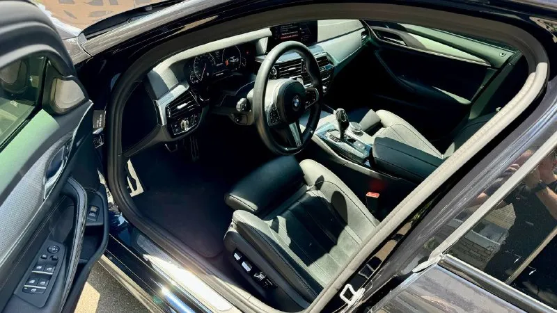 Продам bmw 540d xdrive (3 литра дизель 320л. с., полный привод), 2019 г. в. цена: 4,990,000₽ пробег 98 тыс. км. во владении с июня 23 года, есть bmw air (данные машины в германии, пробег, комплектация). автомобиль целый, без дтп и окрасов, все стекла заводские. машина вся оклеена в бронепленку (shadow guard) и покрыта керамикой (krytex), также оклеены глянцевые элементы в салоне и монитор мультимедиа с приборной панелью. два комплекта оригинальных ковров. немного о комплектации: - адаптивные led фары - датчики мертвых зон - проекция на лобовое - 4-х зонный климат - подогрев/вентиляция, память передних сидений - подогрев задних сидений - ломающиеся спинки передних сидений - электропривод крышки багажника (+открытие взмахом ноги) - заводской м пакет - адаптивный круиз контроль, удержание в полосе - датчик дождя/света - парктроник 360 - камера заднего вида - заводской shadow line - тормоза м performance автомобиль обслужен, есть вся история моего владения. +79493509152 - фотография - 5