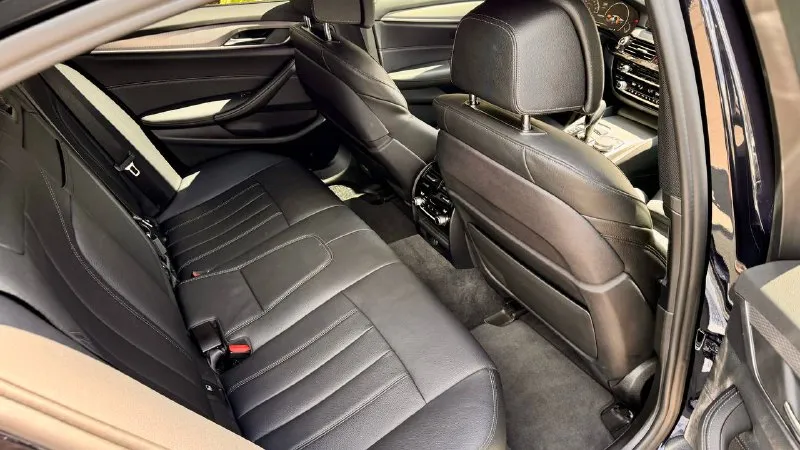 Продам bmw 540d xdrive (3 литра дизель 320л. с., полный привод), 2019 г. в. цена: 4,990,000₽ пробег 98 тыс. км. во владении с июня 23 года, есть bmw air (данные машины в германии, пробег, комплектация). автомобиль целый, без дтп и окрасов, все стекла заводские. машина вся оклеена в бронепленку (shadow guard) и покрыта керамикой (krytex), также оклеены глянцевые элементы в салоне и монитор мультимедиа с приборной панелью. два комплекта оригинальных ковров. немного о комплектации: - адаптивные led фары - датчики мертвых зон - проекция на лобовое - 4-х зонный климат - подогрев/вентиляция, память передних сидений - подогрев задних сидений - ломающиеся спинки передних сидений - электропривод крышки багажника (+открытие взмахом ноги) - заводской м пакет - адаптивный круиз контроль, удержание в полосе - датчик дождя/света - парктроник 360 - камера заднего вида - заводской shadow line - тормоза м performance автомобиль обслужен, есть вся история моего владения. +79493509152 - фотография - 6