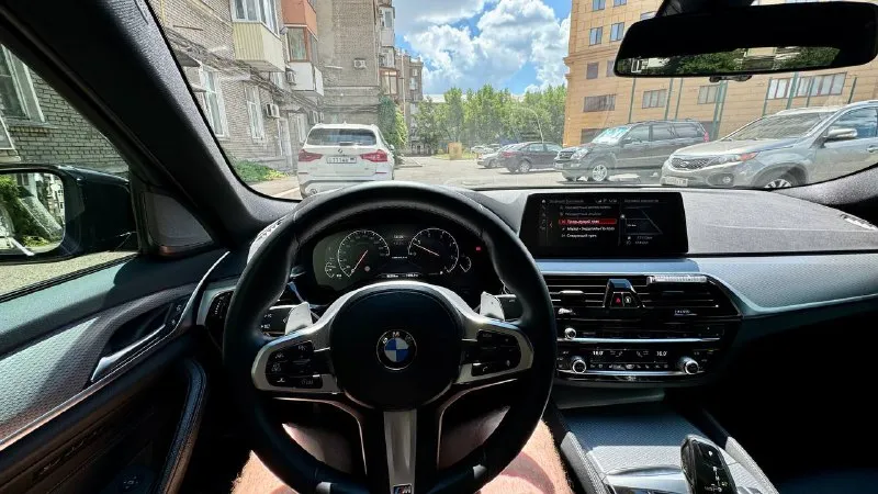 Продам bmw 540d xdrive (3 литра дизель 320л. с., полный привод), 2019 г. в. цена: 4,990,000₽ пробег 98 тыс. км. во владении с июня 23 года, есть bmw air (данные машины в германии, пробег, комплектация). автомобиль целый, без дтп и окрасов, все стекла заводские. машина вся оклеена в бронепленку (shadow guard) и покрыта керамикой (krytex), также оклеены глянцевые элементы в салоне и монитор мультимедиа с приборной панелью. два комплекта оригинальных ковров. немного о комплектации: - адаптивные led фары - датчики мертвых зон - проекция на лобовое - 4-х зонный климат - подогрев/вентиляция, память передних сидений - подогрев задних сидений - ломающиеся спинки передних сидений - электропривод крышки багажника (+открытие взмахом ноги) - заводской м пакет - адаптивный круиз контроль, удержание в полосе - датчик дождя/света - парктроник 360 - камера заднего вида - заводской shadow line - тормоза м performance автомобиль обслужен, есть вся история моего владения. +79493509152 - фотография - 7