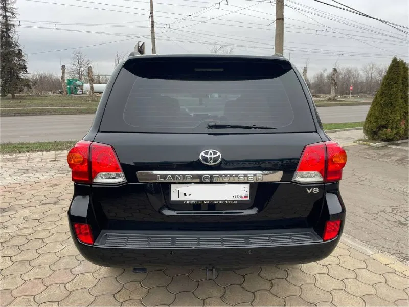 Toyota land cruiser 200 - 2013 года выпуска, 4.5 , пробег 230 самая полная комплектация, акустика jbl, подогревы вентиляция сидений, подогрев руля, в общем, все функции которые необходимы для комфортной езды есть, вся история эксплуатации, сервисные книги, чеки и тому подобное, такой живой крузак найти не легко, звоните для подробной информации цена: 3🍋500 или обмен +79495180296 📲 tg:. ... 📞 звоните: +7(949)5180296 - фотография - 5