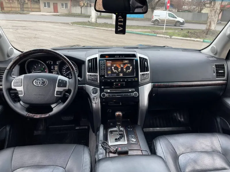 Toyota land cruiser 200 - 2013 года выпуска, 4.5 , пробег 230 самая полная комплектация, акустика jbl, подогревы вентиляция сидений, подогрев руля, в общем, все функции которые необходимы для комфортной езды есть, вся история эксплуатации, сервисные книги, чеки и тому подобное, такой живой крузак найти не легко, звоните для подробной информации цена: 3🍋500 или обмен +79495180296 📲 tg:. ... 📞 звоните: +7(949)5180296 - фотография - 6