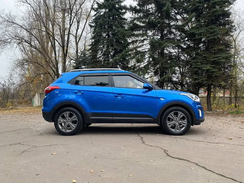 Продам семейный авто хюндай крета 1.6 бензин год выпуска 2018 состояние идеальное. без вмятин царапин, рыжиков п прочего пробег 107 тыс км оригинального. очень красивый цвет сигнализация starline вложений не требует! любое оформление! я втарой хозяин! салон не затертый не порваный резина новая зимняя авто полностью обслужен до мелочей мотор работает тихо без посторонних звуков (делал эндоскопию состояние как на новом авто). коробка переключает идеально, плавно климат контроль работает все жидкости заменил в т. ч. в коробке ! стекла все родные. автомобиль мягкий, комфортный с небольшим расходом бензина, по городу 8л ) цена 1.680₽ +7-949-493-67-31 остольные вопросы по телефону, торг - фотография - 7