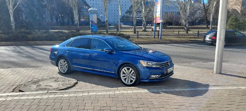 Г. донецк volkswagen passat 2017 год комплектация-sel premium объем - 1.8t, акпп 6ст, asin лед оптика, подогревы зеркал, сидений, слепые зоны, датчик дождя, света, заводской автозапуск, камера заднего вида, музыка fender, салон кожа, память сидений, полная электрорегулеровка, usb, aux, bluetooth, carplay, саб родной, люк, парктроник 360 градусов, колеса r18, масло от замены до замены. автомобиль полностью обслужин любые проверки. документы в полном порядке. продаю так как в семье прибавление и нужен автомобиль семиместный. 1 собственник. + 2 комплекта резины- лето на 18 дисках, зима на 16-х желесках. цена 1500000, возможен торг +79493750708 - фотография - 2