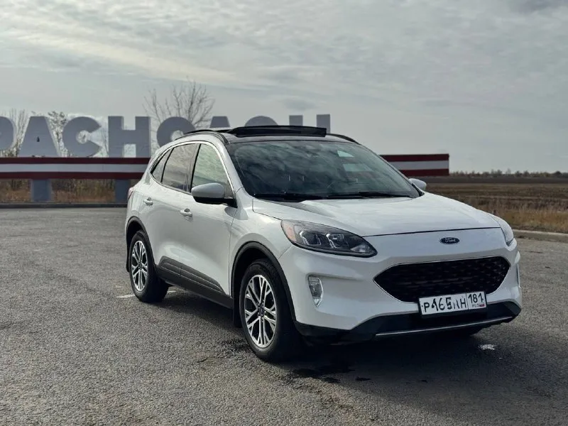 Ford escape 2019. 1,5 бензин пробег 37.000км коробка: простой 8 ст. автомат полностью без ключевой доступ запуск с брелка(два режима зима/лето) полный привод натуральная кожа панорамная крыша климат контроль удержание в полосе и помощь в управлении пять режимов езды ( спорт, снег, гололед и т. д.) адаптивный круиз контроль адаптивный свет чтение знаков акустическое лобовое стекло sound screen подогрев сидений подогрев руля подогрев зеркал багажник hand free (движением ноги) лампы led видно как днём память сидений и зеркал( 3 режима) камера заднего хода с динамической разметкой датчики слепых зон в зеркалах датчики давления шин датчики дождя и света в авто много и других функций комфорта и помощи в управлении все стекла родные кузов отличный по салону как новая 37 пробега, сами понимаете техническое состояние идеально. отличный городской кроссовер на полном приводе, очень удобный в управлении авто пригоняли 04.04.23, я хозяин, продавать тоже буду я. смотреть 📞 звоните: +7(959)1917470 - фотография - 3