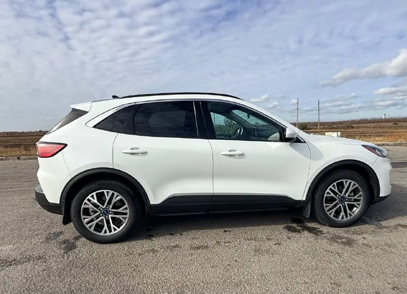 Ford escape 2019. 1,5 бензин пробег 37.000км коробка: простой 8 ст. автомат полностью без ключевой доступ запуск с брелка(два режима зима/лето) полный привод натуральная кожа панорамная крыша климат контроль удержание в полосе и помощь в управлении пять режимов езды ( спорт, снег, гололед и т. д.) адаптивный круиз контроль адаптивный свет чтение знаков акустическое лобовое стекло sound screen подогрев сидений подогрев руля подогрев зеркал багажник hand free (движением ноги) лампы led видно как днём память сидений и зеркал( 3 режима) камера заднего хода с динамической разметкой датчики слепых зон в зеркалах датчики давления шин датчики дождя и света в авто много и других функций комфорта и помощи в управлении все стекла родные кузов отличный по салону как новая 37 пробега, сами понимаете техническое состояние идеально. отличный городской кроссовер на полном приводе, очень удобный в управлении авто пригоняли 04.04.23, я хозяин, продавать тоже буду я. смотреть 📞 звоните: +7(959)1917470 - фотография - 4