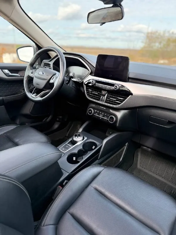 Ford escape 2019. 1,5 бензин пробег 37.000км коробка: простой 8 ст. автомат полностью без ключевой доступ запуск с брелка(два режима зима/лето) полный привод натуральная кожа панорамная крыша климат контроль удержание в полосе и помощь в управлении пять режимов езды ( спорт, снег, гололед и т. д.) адаптивный круиз контроль адаптивный свет чтение знаков акустическое лобовое стекло sound screen подогрев сидений подогрев руля подогрев зеркал багажник hand free (движением ноги) лампы led видно как днём память сидений и зеркал( 3 режима) камера заднего хода с динамической разметкой датчики слепых зон в зеркалах датчики давления шин датчики дождя и света в авто много и других функций комфорта и помощи в управлении все стекла родные кузов отличный по салону как новая 37 пробега, сами понимаете техническое состояние идеально. отличный городской кроссовер на полном приводе, очень удобный в управлении авто пригоняли 04.04.23, я хозяин, продавать тоже буду я. смотреть 📞 звоните: +7(959)1917470 - фотография - 5