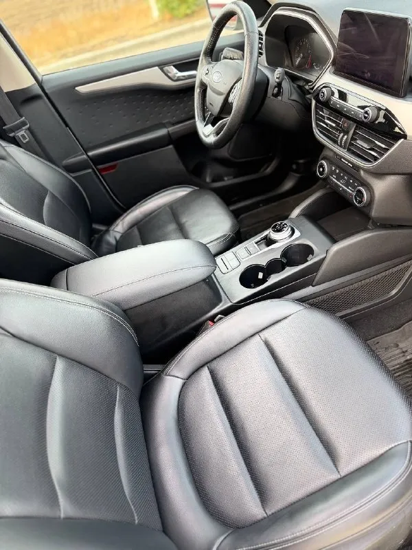 Ford escape 2019. 1,5 бензин пробег 37.000км коробка: простой 8 ст. автомат полностью без ключевой доступ запуск с брелка(два режима зима/лето) полный привод натуральная кожа панорамная крыша климат контроль удержание в полосе и помощь в управлении пять режимов езды ( спорт, снег, гололед и т. д.) адаптивный круиз контроль адаптивный свет чтение знаков акустическое лобовое стекло sound screen подогрев сидений подогрев руля подогрев зеркал багажник hand free (движением ноги) лампы led видно как днём память сидений и зеркал( 3 режима) камера заднего хода с динамической разметкой датчики слепых зон в зеркалах датчики давления шин датчики дождя и света в авто много и других функций комфорта и помощи в управлении все стекла родные кузов отличный по салону как новая 37 пробега, сами понимаете техническое состояние идеально. отличный городской кроссовер на полном приводе, очень удобный в управлении авто пригоняли 04.04.23, я хозяин, продавать тоже буду я. смотреть 📞 звоните: +7(959)1917470 - фотография - 9