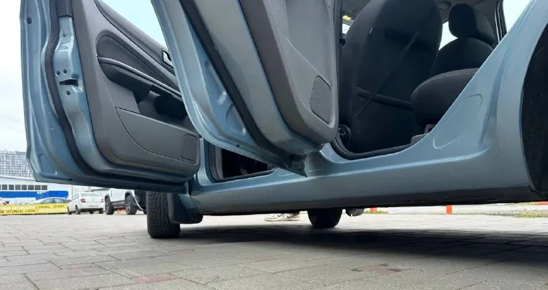 Продам ford focus 2010 года, рестайлинговый. мотор 1.6, кпп механика, кондиционер, двухзонный климат, штатная магнитола сони, датчик дождя и света, 4 эсп, парктроник, подогрев передних сидений, подогрев зеркал и заднего стекла, эл. регулировка зеркал, мультируль, хорошая зимняя резина, весь в родной краске. машина без единого дтп, абсолютно без вложений, мотор шепчет, масло не ест, коробка переключает ровно, не хрустит не выбивает, по ходовке отлично! кузов не гнилой, днище целое! сел, поехал, кайфанул)) осмотр макеевка. цена 599к. торг тел. +79493294001 - фотография - 7