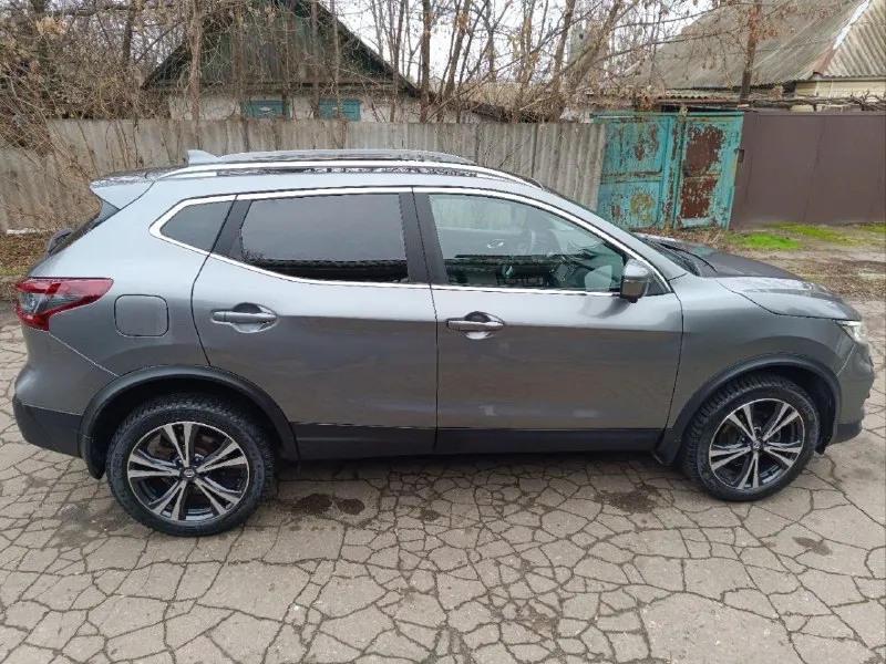 Nissan qashqai,2019,2.0 cvt 2wd,117.000км комплектация (qe+): это топовая версия с максимальным оснащением. в салоне установлены удобные сиденья zero gravity для переднего ряда, двухзонный климат-контроль и мультимедийная система nissanconnect с навигацией и 7-дюймовым экраном. салон отделан тканью. снаружи автомобиль выделяется панорамной крышей и стильными 18-дюймовыми легкосплавными дисками. особенности и опции: · комфорт: подогрев передних сидений, руля и лобового стекла, камера заднего вида, камеры 360°, датчики света и дождя. · безопасность: полный набор систем: abs, esp, 6 подушек безопасности (включая шторки), круиз-контроль, датчики парковки спереди и сзади. · есть небольшие косметические подкрасы, ремонт выполнялся у официального дилера, фото документов предоставлю при встрече. машина технически исправна, вся история обслуживания известна. готова к эксплуатации без дополнительных вложений. цена:1.870.000₽ 📞 +7( 📲 tg: алексей 📞 звоните: +7(977)3747936 - фотография - 7