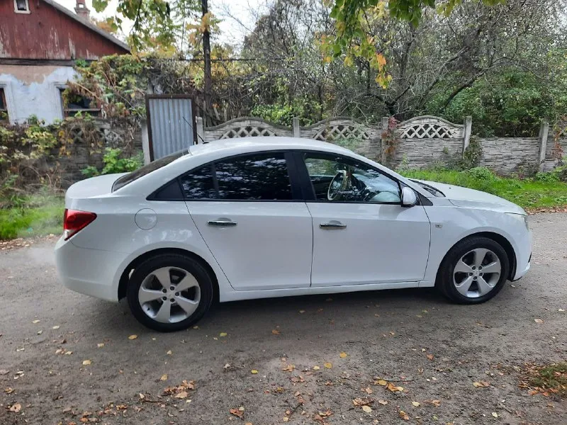 Продам шевроле круз год 2012 мотор 1,6 корбка автомат машина в очень хорошем состоянии. пробег 189000 цена 750000₽ торг тел +79493746506 - фотография - 3