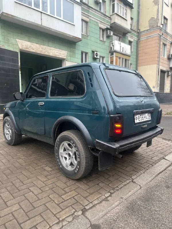 В продаже нива 2121 2000 год нива в отличном состоянии вид имеет сильный коробка 5 ступка мосты раздатка все работают литые диски с резиной ровные не бьют по трассе едет вибраций нет мотор тянет хорошо не дымит все в рабочем состоянии печка греет, поворотники стопы габариты ближний дальний раздатка понижайка все включается лед оптика вкруг тонировка в круг 5 даже лобовое хорошая музыка новая резина на титанах салон ковшы сидения очень удобные, стеклоподъемники, и другое осмотр макеевка по желанию могу пригнать куда нужно будет документы чистые без штрафов и запретов смотреть город макеевка в продаже 2 нивы есть тел +7 (949) 638-01-13 - фотография - 5