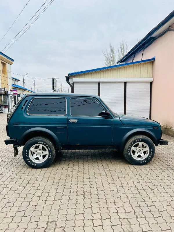 В продаже нива 2121 2000 год нива в отличном состоянии вид имеет сильный коробка 5 ступка мосты раздатка все работают литые диски с резиной ровные не бьют по трассе едет вибраций нет мотор тянет хорошо не дымит все в рабочем состоянии печка греет, поворотники стопы габариты ближний дальний раздатка понижайка все включается лед оптика вкруг тонировка в круг 5 даже лобовое хорошая музыка новая резина на титанах салон ковшы сидения очень удобные, стеклоподъемники, и другое осмотр макеевка по желанию могу пригнать куда нужно будет документы чистые без штрафов и запретов смотреть город макеевка в продаже 2 нивы есть тел +7 (949) 638-01-13 - фотография - 9