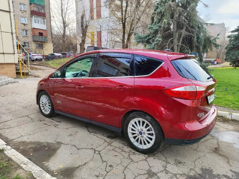 Ford c-max 2.0 cvt, 2015 пробег- 195 000 км город луганск ‼️основные характеристики‼️ ✅объём двигателя -2 л ✅тип двигателя -гибрид ✅мощность, л. с. -141 ✅коробка передач -вариатор ✅привод передний ✅усилитель руля -гидравлический ✅салон: -кожа -кожаный руль ✅обогрев: -передних сидений -зеркал -заднего стекла ✅помощь при вождении: -автоматический парковщик -датчик дождя -парктроник задний -система контроля слепых зон -камера заднего вида -круиз-контроль -бортовой компьютер ✅фары -галогенные -противотуманные продаю свой автомобиль! машина в идеальном как в техническом так и внешнем состоянии благодаря регулярному и тщательному уходу. автомобиль полностью обслужен, масла менялись вовремя. это надежный и вместительный подзаряжаемый гибрид. два мотора- электрический и двс, которые создают комфортную и экономичную езду! на чистой электротяги проезжает до 35 км. при смешанном цикле расход топлива 4-5 литров. хорошая комплектация. торг уместен 💵цена- 1 290 000р ☎️контакты для с 📞 звоните: +7(959)2009093 - фотография - 3