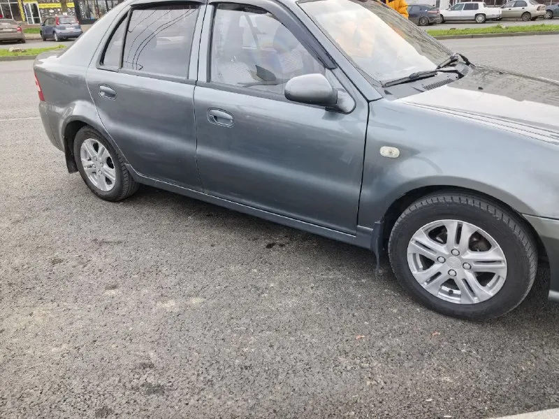 Продам автомобиль gelly ck 2013 года выпуска. без дтп! 2 ключа в комплекте, двигатель 1.5. газ, бензин (газ вписан в тех паспорт) с документами все в порядке, переоформление без проблем (могу присутствовать с вами в мрэо), я 3 владелец! машина на уверенном ходу, сел и поехал, есть мелкие недостатки не опускаются задние стекла (на ремонт скину при продаже). гур, кондиционер, abs, печка все работает, стекла родные (есть мелкий дефект прилетел камень, на фото видно). освещение все работает, стоят хорошие фары! на сиденьях чехлы, гаражное хранения за весь срок эксплуатации. пробег родной 121 тыс. цена 320тыс, реальному покупателю торг возле капота! больше фото скину в лс, по требованию василий +79497122865 алена +79497122864 📲 tg: алёна 📞 звоните: +7(949)7122865 - фотография - 4