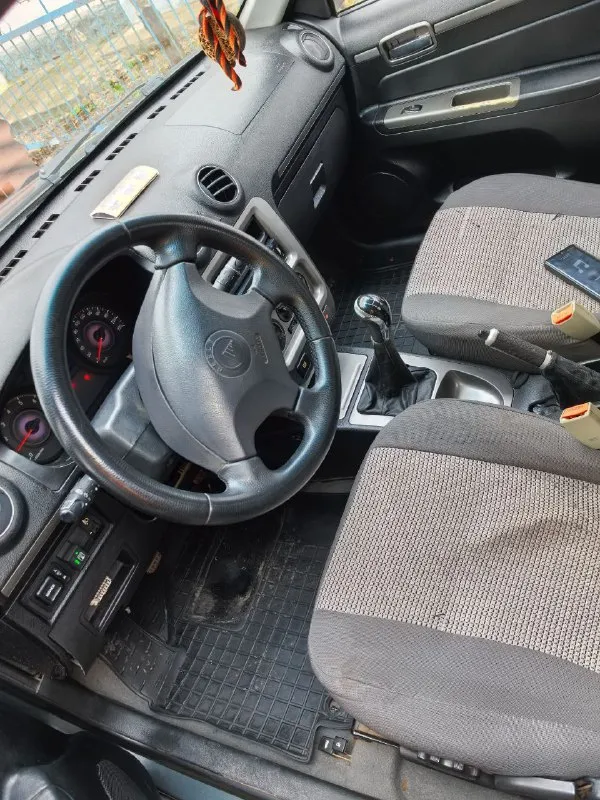 Продам автомобиль gelly ck 2013 года выпуска. без дтп! 2 ключа в комплекте, двигатель 1.5. газ, бензин (газ вписан в тех паспорт) с документами все в порядке, переоформление без проблем (могу присутствовать с вами в мрэо), я 3 владелец! машина на уверенном ходу, сел и поехал, есть мелкие недостатки не опускаются задние стекла (на ремонт скину при продаже). гур, кондиционер, abs, печка все работает, стекла родные (есть мелкий дефект прилетел камень, на фото видно). освещение все работает, стоят хорошие фары! на сиденьях чехлы, гаражное хранения за весь срок эксплуатации. пробег родной 121 тыс. цена 320тыс, реальному покупателю торг возле капота! больше фото скину в лс, по требованию василий +79497122865 алена +79497122864 📲 tg: алёна 📞 звоните: +7(949)7122865 - фотография - 7