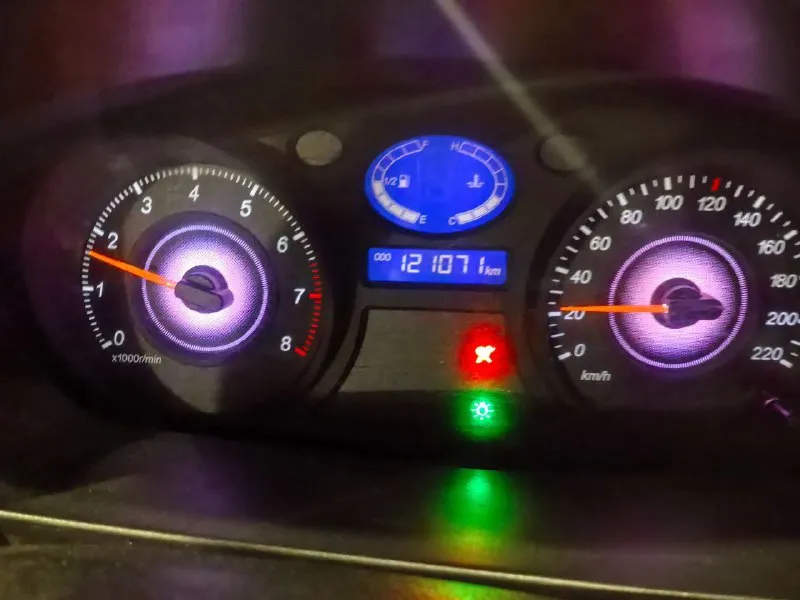 Продам автомобиль gelly ck 2013 года выпуска. без дтп! 2 ключа в комплекте, двигатель 1.5. газ, бензин (газ вписан в тех паспорт) с документами все в порядке, переоформление без проблем (могу присутствовать с вами в мрэо), я 3 владелец! машина на уверенном ходу, сел и поехал, есть мелкие недостатки не опускаются задние стекла (на ремонт скину при продаже). гур, кондиционер, abs, печка все работает, стекла родные (есть мелкий дефект прилетел камень, на фото видно). освещение все работает, стоят хорошие фары! на сиденьях чехлы, гаражное хранения за весь срок эксплуатации. пробег родной 121 тыс. цена 320тыс, реальному покупателю торг возле капота! больше фото скину в лс, по требованию василий +79497122865 алена +79497122864 📲 tg: алёна 📞 звоните: +7(949)7122865 - фотография - 8