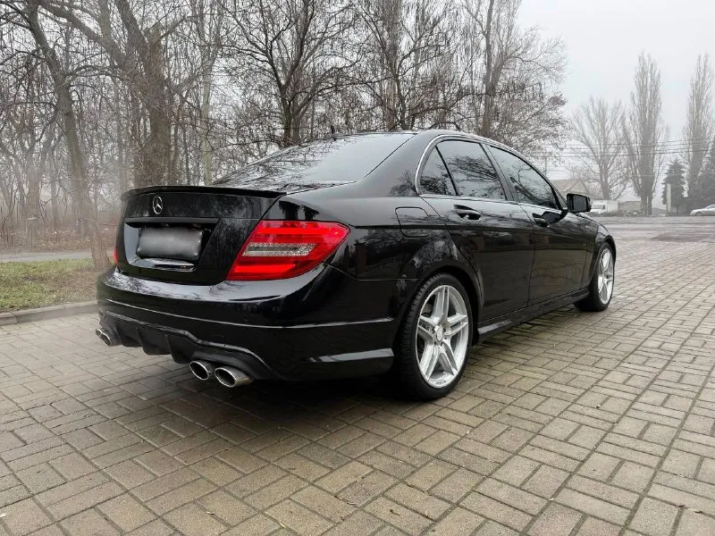 Продам мерседес с-класс 2008 года в достойном состоянии! вложений абсолютно никаких не требует пробег 210т, авто обслуживалось только оригинальными запчастями. салон ухоженный, не прокуренный. любые проверки за ваш счёт, оформление в мрэо. торг минимальный у капота. осмотр г. макеевка, цена 970 т. р. +7-949-442-3916 - фотография - 4