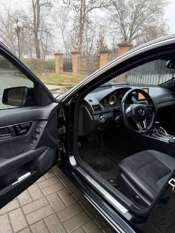 Продам мерседес с-класс 2008 года в достойном состоянии! вложений абсолютно никаких не требует пробег 210т, авто обслуживалось только оригинальными запчастями. салон ухоженный, не прокуренный. любые проверки за ваш счёт, оформление в мрэо. торг минимальный у капота. осмотр г. макеевка, цена 970 т. р. +7-949-442-3916 - фотография - 5
