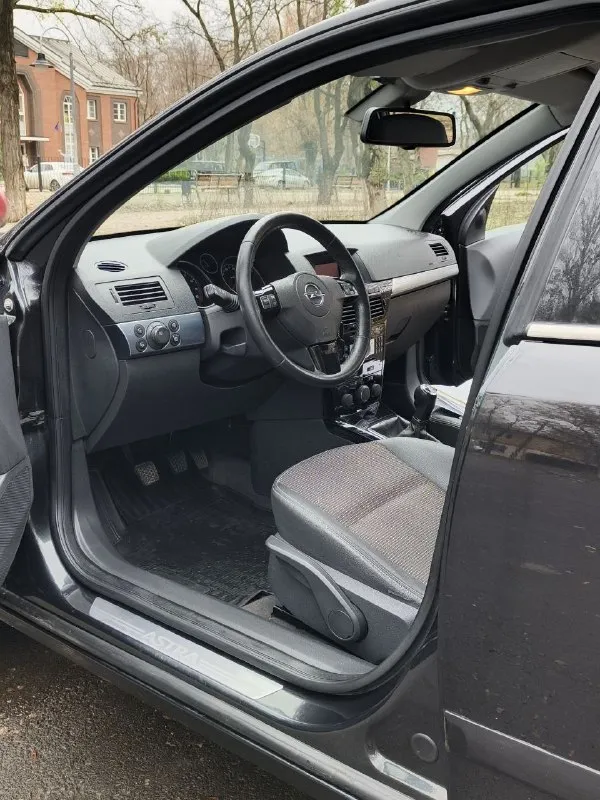 Opel astra год 2011 мотор 1.8 атмосферный коробка механика пробег 194.000 родной любые проверки. кузов весь в родном окрасе без ржавчины ! комплектация cosmo комбинированный кожаный салон датчик света и дождя, парктроники, круиз, климат, мультируль и. т.д. резина зима-лето в хорошем состоянии ! авто без вложений от слова совсем ! я собственник цена 670.000 +79490454766 +79498069344 telegram +79915588803 - фотография - 8