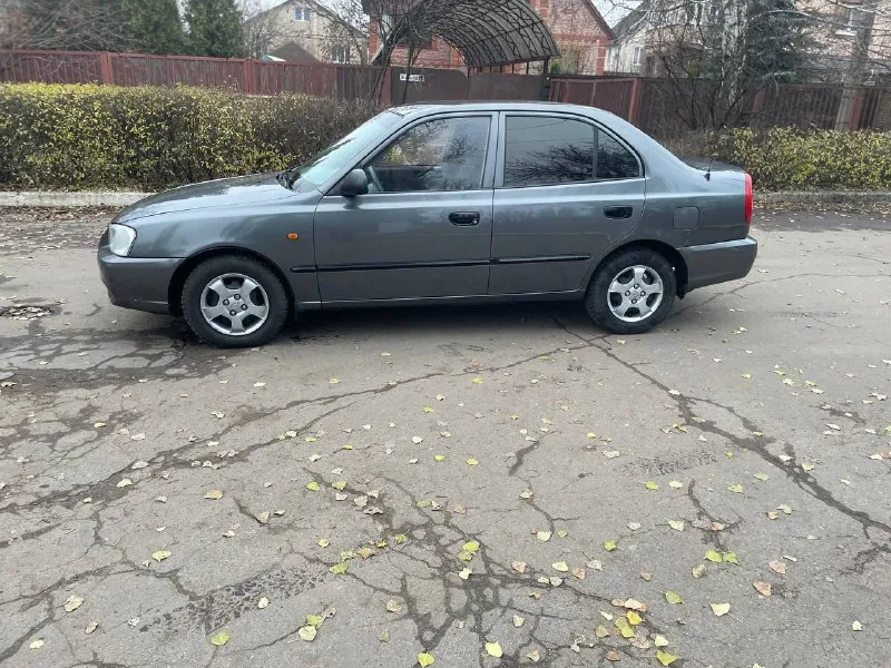 Продаю надежный hyundai accent 2007 года в отличном техническом состоянии. автомобиль полностью обслужен и готов к ежедневной эксплуатации, новый владелец может садиться и ехать. преимущества и история: · пробег: 240 000 км — подтвержденный, оригинальный. · надежность: на данный момент автомобиль не требует никаких вложений (масла, фильтры, расходники недавно заменены). · состояние кузова: полностью отсутствует коррозия на днище и порогах. · юридическая чистота: не был в дтп, все документы в порядке. комплектация и опции: · кондиционер (отлично работает). · гидроусилитель руля. · полный электропакет (стеклоподъемники все четырех дверей). · электрорегулировка зеркал заднего вида. · подогрев заднего стекла. · штатная магнитола. · двусторонняя сигнализация. двигатель: 1.5 литра, 16 клапанов, 102 л. с. — динамичный и экономичный. цена: 450 000 рублей, разумный торг уместен. 📍 место осмотра: г. макеевка 📞 контакты: +7 949 384-62-83 (телеграмм, макс) - фотография - 4