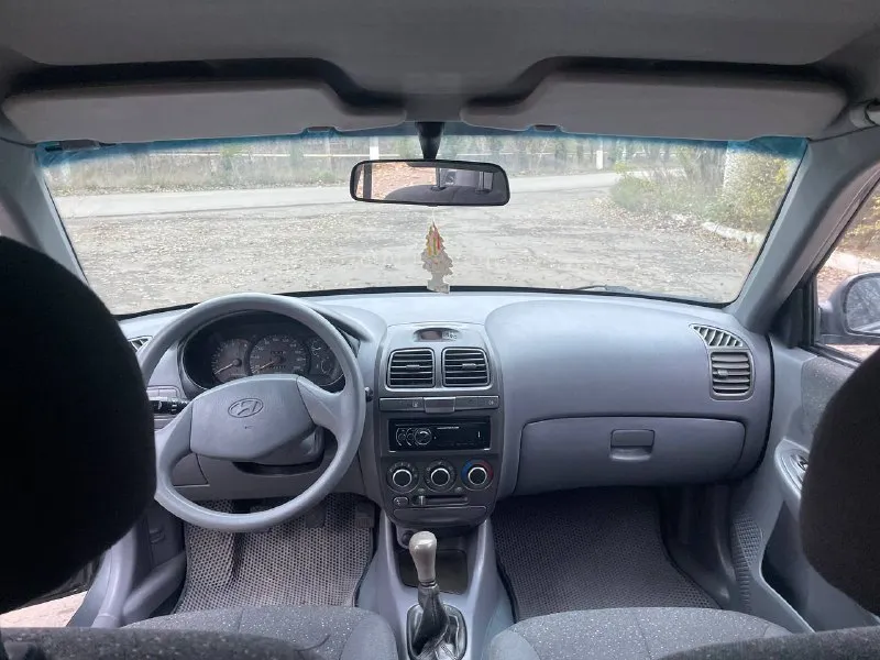 Продаю надежный hyundai accent 2007 года в отличном техническом состоянии. автомобиль полностью обслужен и готов к ежедневной эксплуатации, новый владелец может садиться и ехать. преимущества и история: · пробег: 240 000 км — подтвержденный, оригинальный. · надежность: на данный момент автомобиль не требует никаких вложений (масла, фильтры, расходники недавно заменены). · состояние кузова: полностью отсутствует коррозия на днище и порогах. · юридическая чистота: не был в дтп, все документы в порядке. комплектация и опции: · кондиционер (отлично работает). · гидроусилитель руля. · полный электропакет (стеклоподъемники все четырех дверей). · электрорегулировка зеркал заднего вида. · подогрев заднего стекла. · штатная магнитола. · двусторонняя сигнализация. двигатель: 1.5 литра, 16 клапанов, 102 л. с. — динамичный и экономичный. цена: 450 000 рублей, разумный торг уместен. 📍 место осмотра: г. макеевка 📞 контакты: +7 949 384-62-83 (телеграмм, макс) - фотография - 9