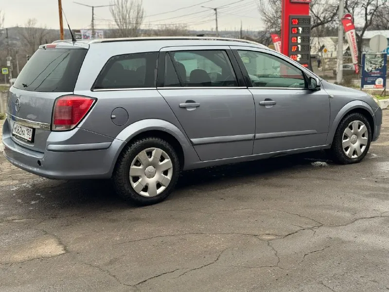 Опель астра 2005 год мотор 1.9 дизель пробег 211000 механика 6 ступка авто без дтп в хорошем состоянии для своего возраста ! кузов без ржавчины (есть следы эксплуатации ) комплектация климат, датчик света, круиз! документы в полном порядке!один хозяин по птс масло и фильтра менялись на 210 аккумулятору неделя(новый на гарантии) цена 425000₽ макеевка-донецк +79494438878 - фотография - 4