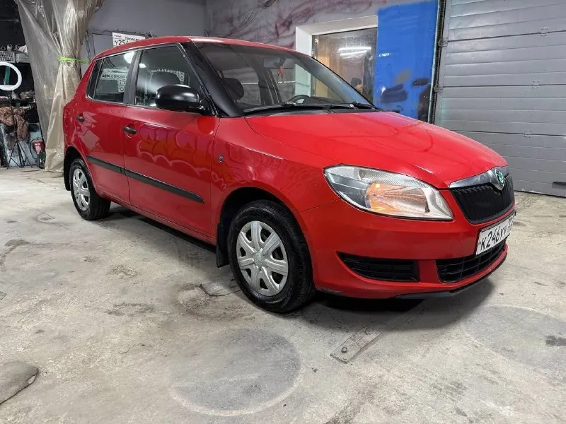 Skoda fabia 2011, 1.2 бензин, на отличной технике, гур, кондей, юридически чистая, зеленая автотека,... - фотография