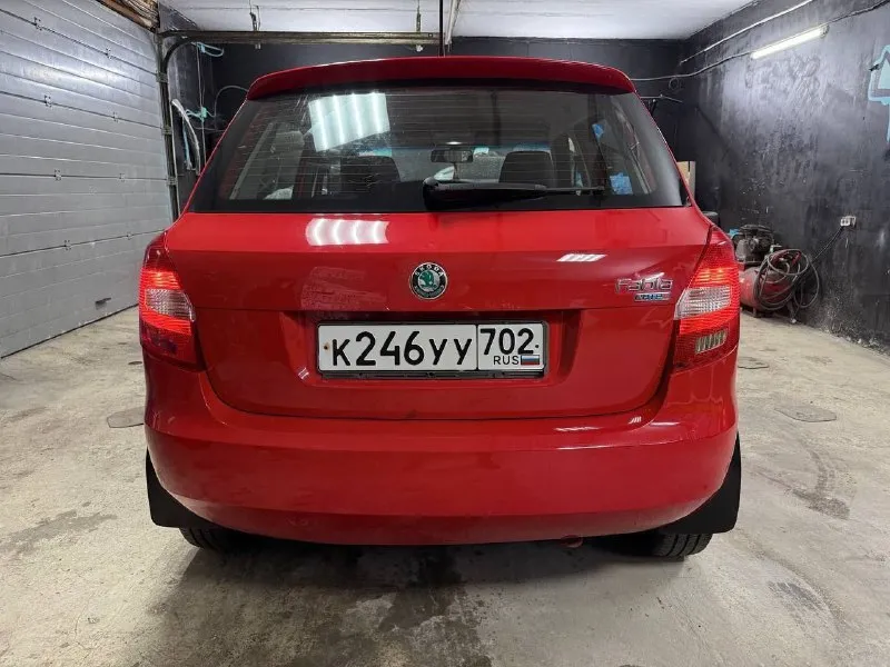 Skoda fabia 2011, 1.2 бензин, на отличной технике, гур, кондей, юридически чистая, зеленая автотека, автомобиль в дтп не был, два комплекта ключей, по ходовой очень мягкая, чистый и ухоженный салон, полное переоформление, 420 тысяч, территориально володарск +79493167195 - фотография - 4