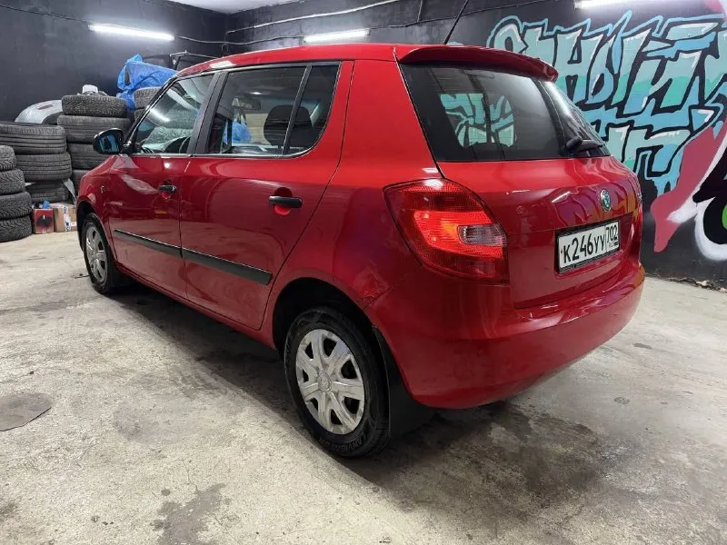 Skoda fabia 2011, 1.2 бензин, на отличной технике, гур, кондей, юридически чистая, зеленая автотека, автомобиль в дтп не был, два комплекта ключей, по ходовой очень мягкая, чистый и ухоженный салон, полное переоформление, 420 тысяч, территориально володарск +79493167195 - фотография - 5