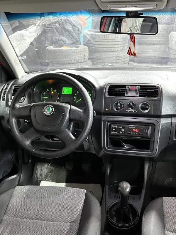 Skoda fabia 2011, 1.2 бензин, на отличной технике, гур, кондей, юридически чистая, зеленая автотека, автомобиль в дтп не был, два комплекта ключей, по ходовой очень мягкая, чистый и ухоженный салон, полное переоформление, 420 тысяч, территориально володарск +79493167195 - фотография - 7
