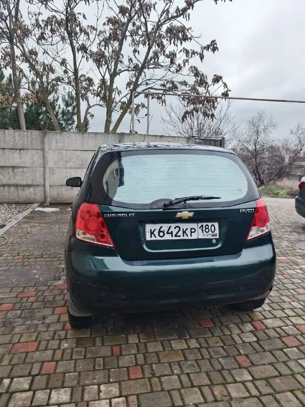 Chevrolet aveo хэтч год 2005 мотор 1,5 кпп механика 5 ступ. учёт рф. один собственник пробег 380 гур, кондиционер, передние стеклоподъёмники, легкосплавные диски r14, два комплекта шин прозрачные яркие билед фары затянутые в полиуретановую пленку, подлокотник водителя, обтянутый руль с управлением магнитолой teyes cc3l с 4g, яндекс музыкой, навигацией, tpms датчиками давления в шинах и камерой заднего вида sony hs 1080р, видеорегистратор ddpai n5 с двумя камерами двигатель и коробка без нареканий, машина используется каждый день. подвеска живая, печка греет, кондиционер холодит. новые свечи и акб. летом поменял оригинальные радиаторы системы охлаждения и кондиционера gm. есть моменты по лкп (ржавчина на переднем правом крыле, угол одной двери, замят правый порог, фото вышлю). куплены новые передние крылья, отдам с машиной. цена 350'000 ₽ торг осмотр донецк +79494147033 - фотография - 3