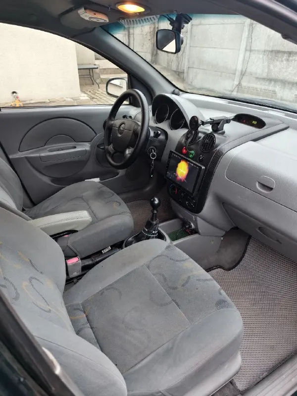 Chevrolet aveo хэтч год 2005 мотор 1,5 кпп механика 5 ступ. учёт рф. один собственник пробег 380 гур, кондиционер, передние стеклоподъёмники, легкосплавные диски r14, два комплекта шин прозрачные яркие билед фары затянутые в полиуретановую пленку, подлокотник водителя, обтянутый руль с управлением магнитолой teyes cc3l с 4g, яндекс музыкой, навигацией, tpms датчиками давления в шинах и камерой заднего вида sony hs 1080р, видеорегистратор ddpai n5 с двумя камерами двигатель и коробка без нареканий, машина используется каждый день. подвеска живая, печка греет, кондиционер холодит. новые свечи и акб. летом поменял оригинальные радиаторы системы охлаждения и кондиционера gm. есть моменты по лкп (ржавчина на переднем правом крыле, угол одной двери, замят правый порог, фото вышлю). куплены новые передние крылья, отдам с машиной. цена 350'000 ₽ торг осмотр донецк +79494147033 - фотография - 4
