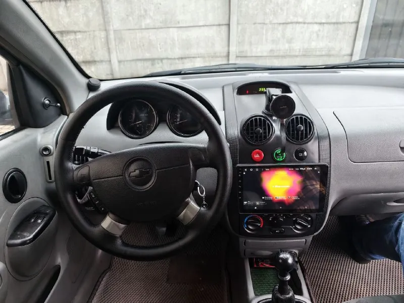 Chevrolet aveo хэтч год 2005 мотор 1,5 кпп механика 5 ступ. учёт рф. один собственник пробег 380 гур, кондиционер, передние стеклоподъёмники, легкосплавные диски r14, два комплекта шин прозрачные яркие билед фары затянутые в полиуретановую пленку, подлокотник водителя, обтянутый руль с управлением магнитолой teyes cc3l с 4g, яндекс музыкой, навигацией, tpms датчиками давления в шинах и камерой заднего вида sony hs 1080р, видеорегистратор ddpai n5 с двумя камерами двигатель и коробка без нареканий, машина используется каждый день. подвеска живая, печка греет, кондиционер холодит. новые свечи и акб. летом поменял оригинальные радиаторы системы охлаждения и кондиционера gm. есть моменты по лкп (ржавчина на переднем правом крыле, угол одной двери, замят правый порог, фото вышлю). куплены новые передние крылья, отдам с машиной. цена 350'000 ₽ торг осмотр донецк +79494147033 - фотография - 5