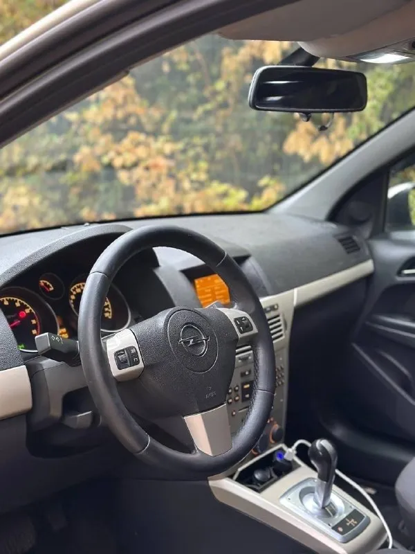 Продаю opel astra h рестайлинг✅ владею год, оформлена на меня, документы кристально чистые с ✅полным переоформлением •двигатель: 1.6 115л. с. бензин •коробка: автомат(amt) •коробка обслуживалась на 150к км •масло менялось каждые 5.000 км! •пробег:178k km оригинальный! •год выпуска: 2008 •автомобиль будет радовать каждый день, очень динамичный и шустрый коробка работает отлично, так же как и мотор •два ключа! •машина обслужена! •авто на летней резине! •комплектация:мульти руль, климат контроль, sport режим, подогрев сидений, 4эсп, хорошая музыка! •машина в шикарном состоянии! •крашено только одно крыло!продажа с полным переоформлением в гаи! •цена: 560 + хороший торг после осмотра реальному покупателю ! рассмотрю ваши предложения! •осмотр город донецк, на любом сто +79494915421 •звонить по делу и только 📲 tg: @makar0v18 📞 звоните: +7(949)4915421 - фотография - 4