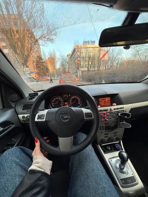 Продаю opel astra h рестайлинг✅ владею год, оформлена на меня, документы кристально чистые с ✅полным переоформлением •двигатель: 1.6 115л. с. бензин •коробка: автомат(amt) •коробка обслуживалась на 150к км •масло менялось каждые 5.000 км! •пробег:178k km оригинальный! •год выпуска: 2008 •автомобиль будет радовать каждый день, очень динамичный и шустрый коробка работает отлично, так же как и мотор •два ключа! •машина обслужена! •авто на летней резине! •комплектация:мульти руль, климат контроль, sport режим, подогрев сидений, 4эсп, хорошая музыка! •машина в шикарном состоянии! •крашено только одно крыло!продажа с полным переоформлением в гаи! •цена: 560 + хороший торг после осмотра реальному покупателю ! рассмотрю ваши предложения! •осмотр город донецк, на любом сто +79494915421 •звонить по делу и только 📲 tg: @makar0v18 📞 звоните: +7(949)4915421 - фотография - 5